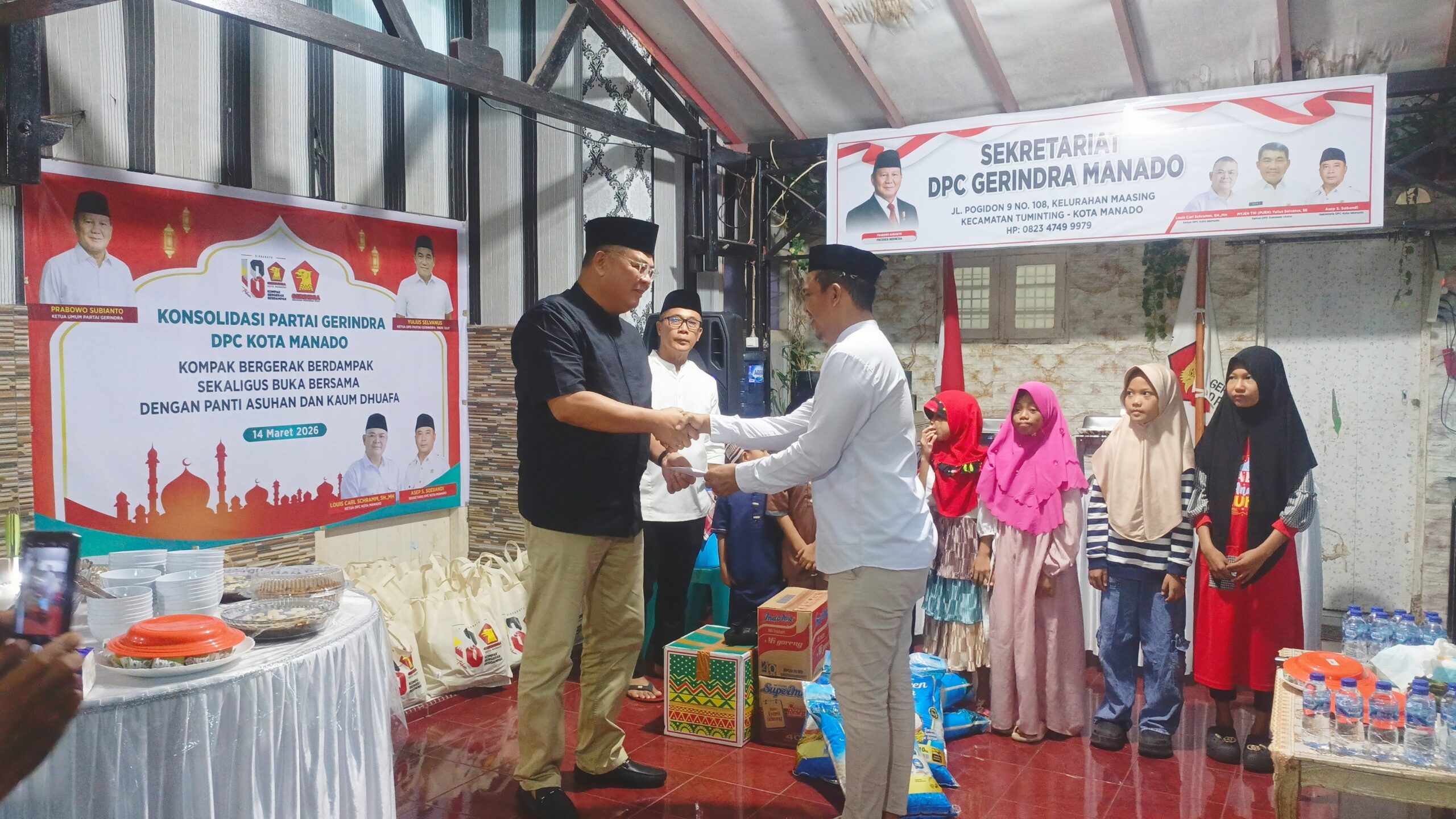 Ketua DPC Gerindra Manado, Louis Carl Schramm, SH., MH., didampingi Sekretaris Asep Sobandi, saat menyerahkan santunan kepada Pengurus Panti Asuhan. (Foto: Ridho L Tobing)