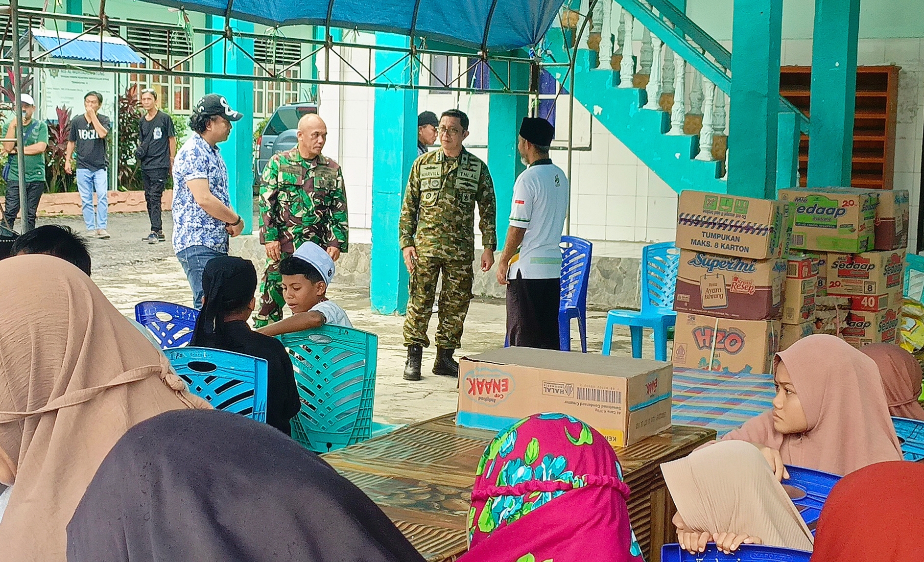 Dansatrol Kodaeral VIII, Kolonel Laut (P) Marvill Marfel Frits, E.D., S.E., M.Tr. Hanla., CRMP, bersama jajaran, saat gelar Bakti Sosial di Panti Asuhan Al Muhtadien, Kelurahan Wangurer Barat, Kecamatan Madidir, Kota Bitung, Senin (16/3/2026).(Foto: Ridho L Tobing)