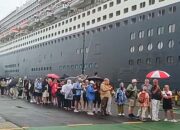 Wisatawan Mancanegara Kapal Pesiar Queen Mary 2 di Kota Bitung, Sulawesi Utara, Selasa (17/3/2026). (Foto: Ist)