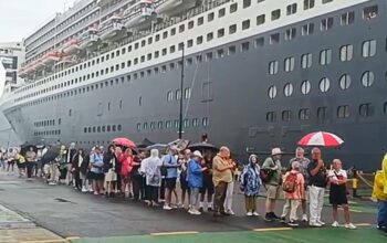 Wisatawan Mancanegara Kapal Pesiar Queen Mary 2 di Kota Bitung, Sulawesi Utara, Selasa (17/3/2026). (Foto: Ist)