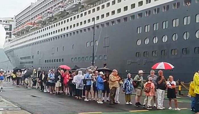 Kapal Pesiar Megah Queen Mary 2 Sandar di Bitung, Randito Maringka Sambut 3.739 Wisatawan Mancanegara 