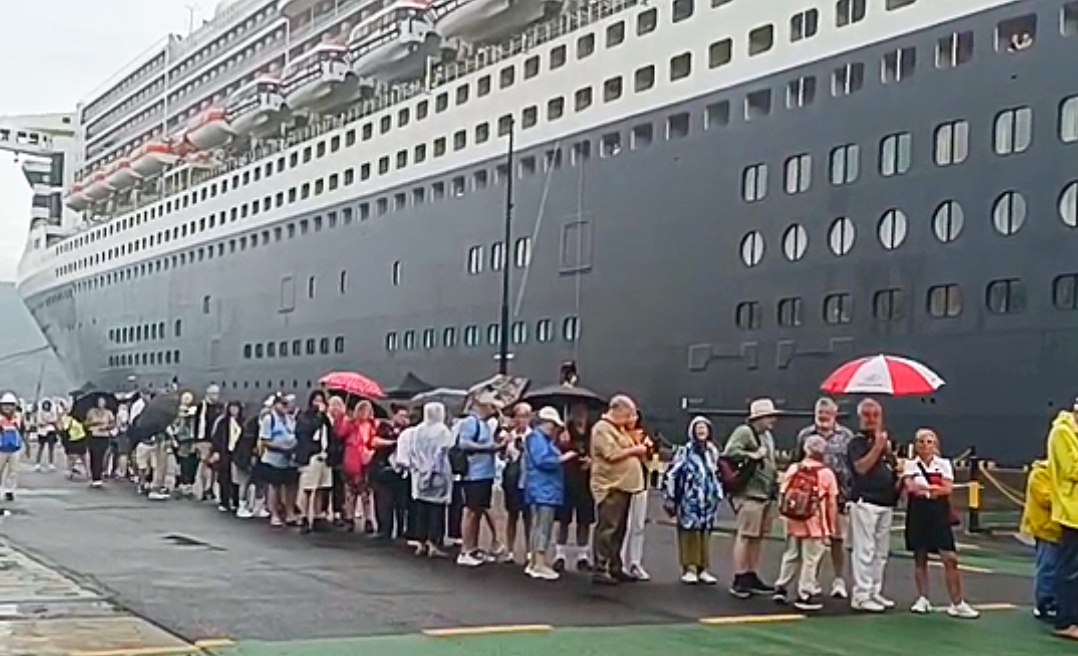 Wisatawan Mancanegara Kapal Pesiar Queen Mary 2 di Kota Bitung, Sulawesi Utara, Selasa (17/3/2026). (Foto: Ist)