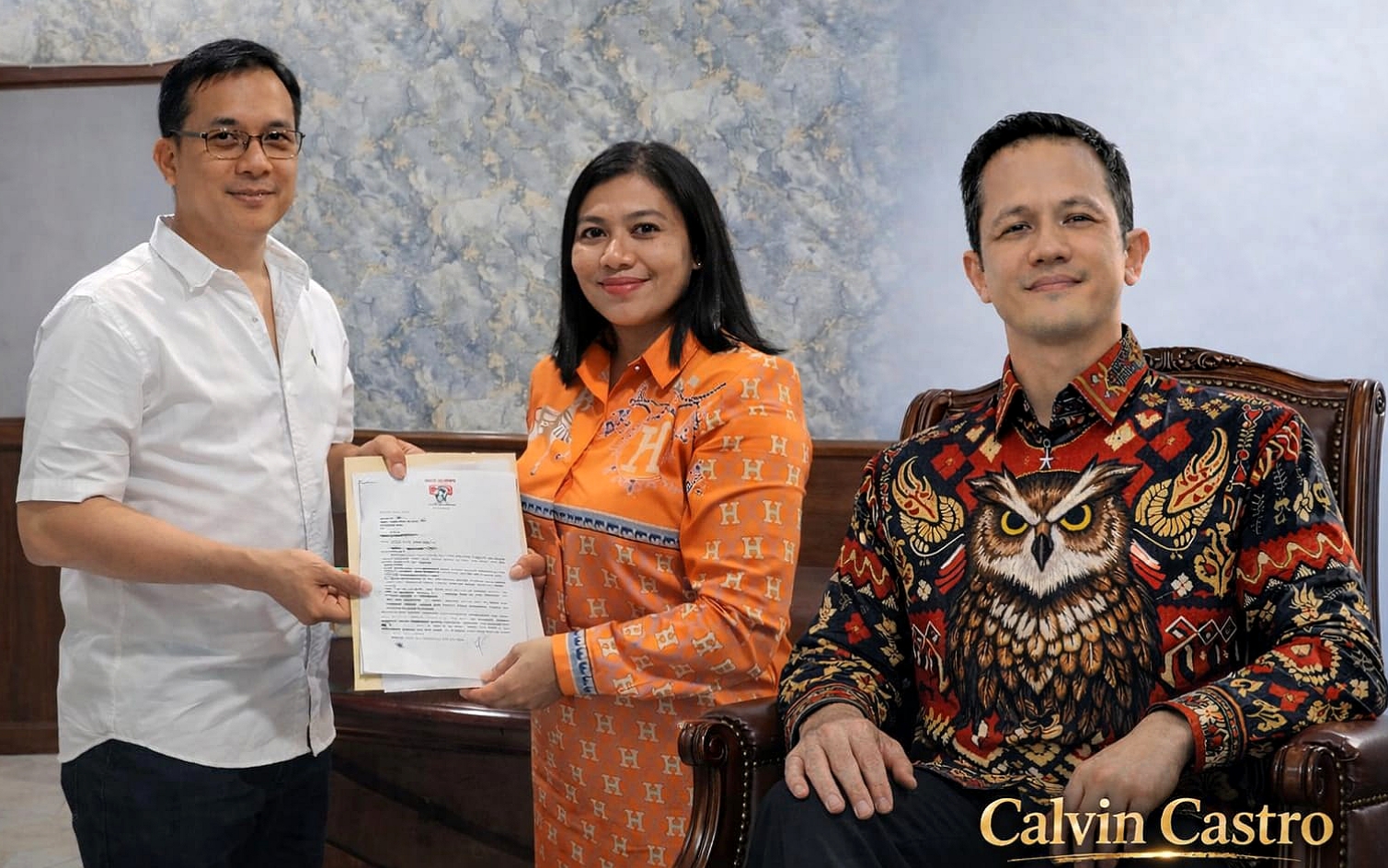 Ketua Umum LSM Suara Indonesia Sulawesi Utara, Enny Angelia Umbas (gambar kiri) saat membuat laporan di Polda Sumut dan Ketua ARMAK Sulut, Calvin Castro (gambar kanan). (Foto: Ist)