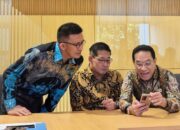 Walikota Bitung, Hengky Honandar SE (tengah) bersama Wamenkes RI, dr. Benjamin Paulus Octavianus, Sp.P, FISR (kanan) dan Kadis Kesehatan Kota Bitung, dr. Pitter Lumingkewas,M.Kes (kiri) di Kantor Kementerian Kesehatan, Jakarta, Selasa (17/3/2026). (Foto: Ist)