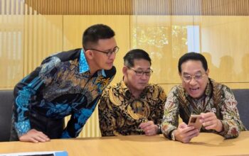 Walikota Bitung, Hengky Honandar SE (tengah) bersama Wamenkes RI, dr. Benjamin Paulus Octavianus, Sp.P, FISR (kanan) dan Kadis Kesehatan Kota Bitung, dr. Pitter Lumingkewas,M.Kes (kiri) di Kantor Kementerian Kesehatan, Jakarta, Selasa (17/3/2026). (Foto: Ist)