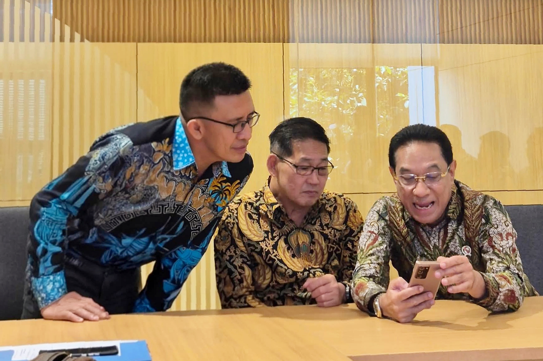 Walikota Bitung, Hengky Honandar SE (tengah) bersama Wamenkes RI, dr. Benjamin Paulus Octavianus, Sp.P, FISR (kanan) dan Kadis Kesehatan Kota Bitung, dr. Pitter Lumingkewas,M.Kes (kiri) di Kantor Kementerian Kesehatan, Jakarta, Selasa (17/3/2026). (Foto: Ist)