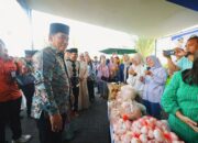 Gubernur Sulut, Mayjen TNI (Purn) Yulius Selvanus SE, saat meninjau Gerakan Pangan Murah (GPM) untuk menjamin stabilitas harga dan stok ketersediaan bahan pangan pokok menjelang Hari Besar Keagamaan Nasional (HBKN). (Foto: Ist)