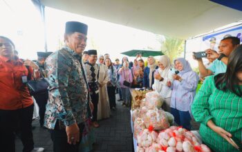 Gubernur Sulut, Mayjen TNI (Purn) Yulius Selvanus SE, saat meninjau Gerakan Pangan Murah (GPM) untuk menjamin stabilitas harga dan stok ketersediaan bahan pangan pokok menjelang Hari Besar Keagamaan Nasional (HBKN). (Foto: Ist)
