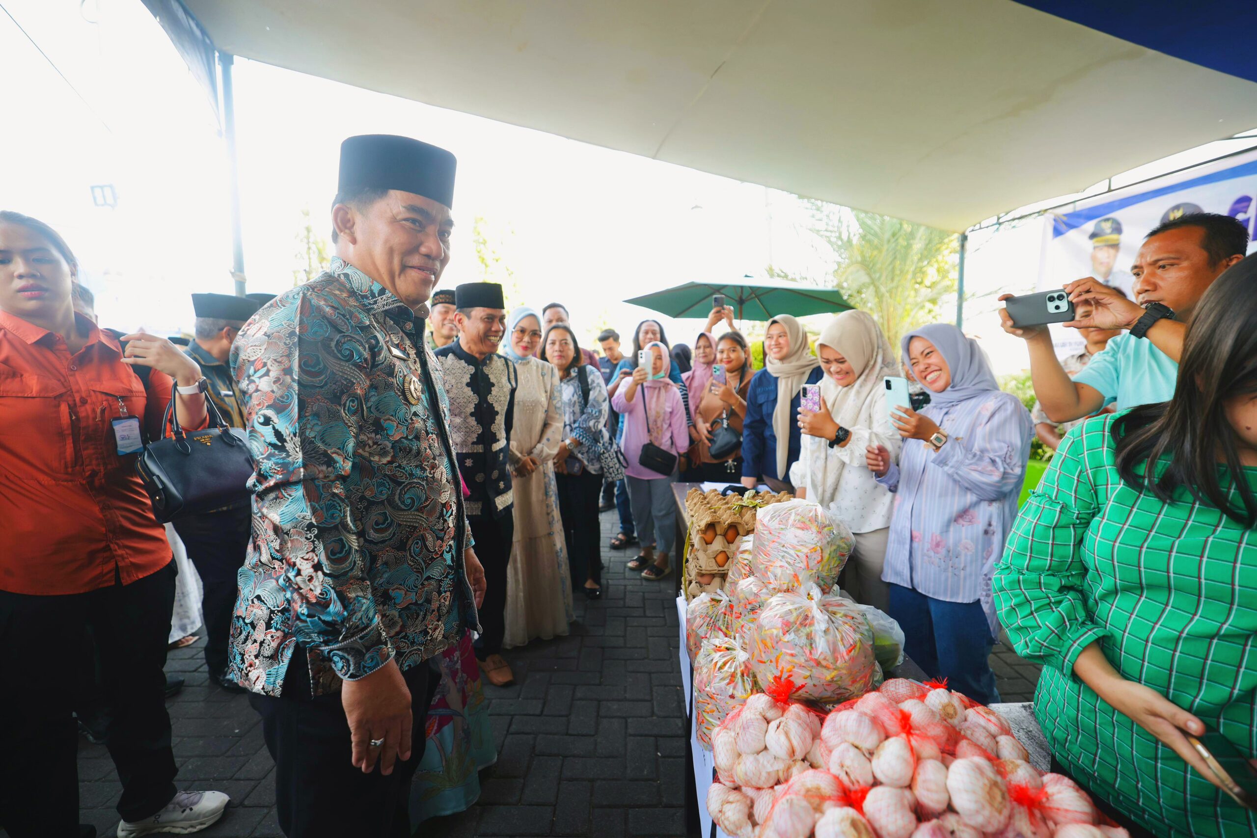 Gubernur Sulut, Mayjen TNI (Purn) Yulius Selvanus SE, saat meninjau Gerakan Pangan Murah (GPM) untuk menjamin stabilitas harga dan stok ketersediaan bahan pangan pokok menjelang Hari Besar Keagamaan Nasional (HBKN). (Foto: Ist)