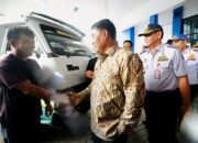 Gubernur Sulut, Mayjen TNI (Purn) Yulius Selvanus SE, saat berbincang dengan salah seorang sopir bus di Terminal Malalayang, Rabu (18/3/2026). (Foto: Ist)
