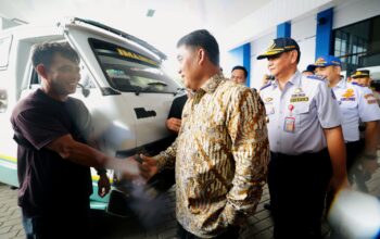 Gubernur Sulut, Mayjen TNI (Purn) Yulius Selvanus SE, saat berbincang dengan salah seorang sopir bus di Terminal Malalayang, Rabu (18/3/2026). (Foto: Ist)