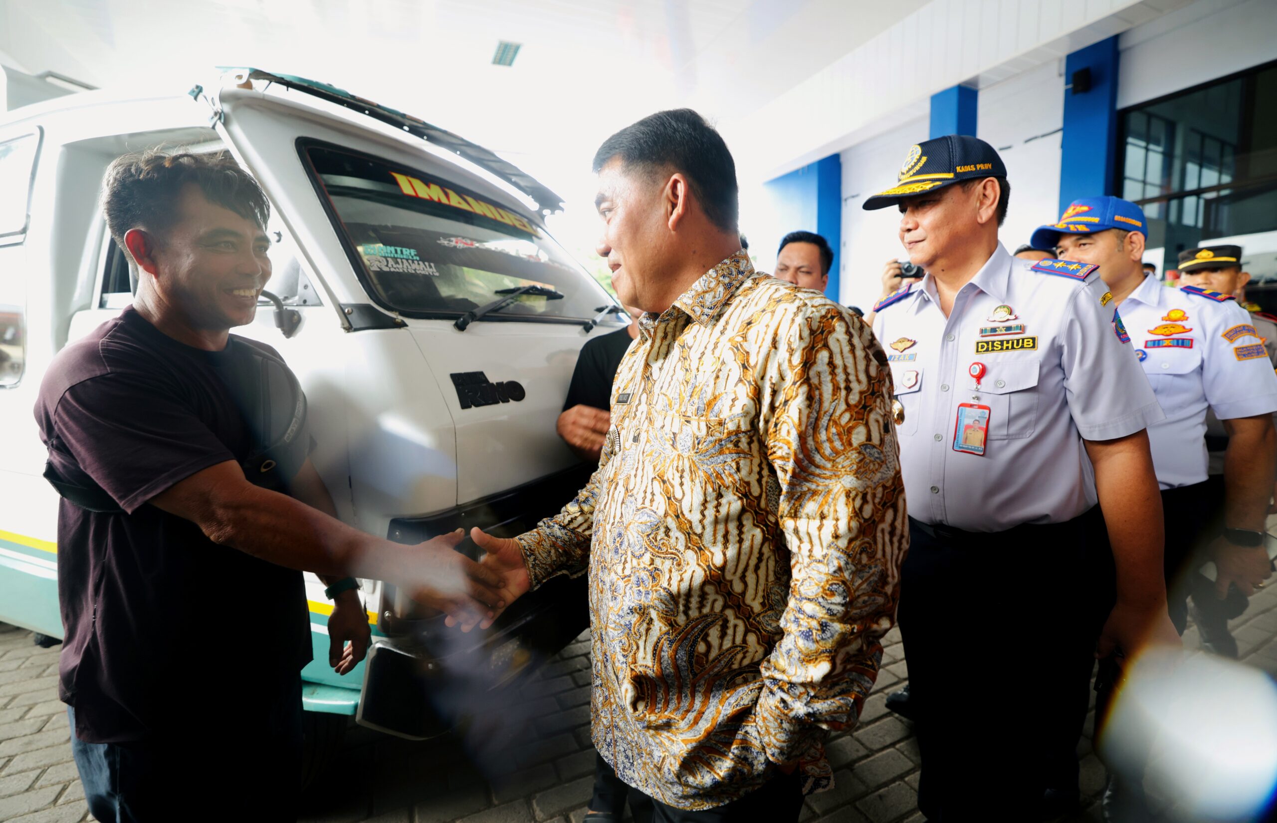Gubernur Sulut, Mayjen TNI (Purn) Yulius Selvanus SE, saat berbincang dengan salah seorang sopir bus di Terminal Malalayang, Rabu (18/3/2026). (Foto: Ist)