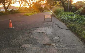 Potret salah satu titik ruas jalan rusak di Sulawesi Utara. Gubernur Yulius Selvanus telah menginstruksikan langkah percepatan perbaikan dalam skema solusi terpadu Pemprov Sulut melalui sinergi terpadu sesuai kewenangan tata kelola jalan, guna memulihkan akses transportasi warga. (Foto: Ist)