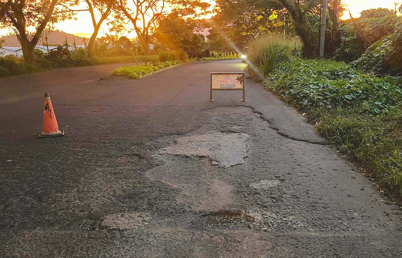 Potret salah satu titik ruas jalan rusak di Sulawesi Utara. Gubernur Yulius Selvanus telah menginstruksikan langkah percepatan perbaikan dalam skema solusi terpadu Pemprov Sulut melalui sinergi terpadu sesuai kewenangan tata kelola jalan, guna memulihkan akses transportasi warga. (Foto: Ist)