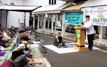 Wakil Walikota Bitung, Randito Maringka S Sos, saat menyampaikan kata sambutan dalam gelar Sholat Idulfitri 1447 warga Muhammadiyah Bitung, di Halaman Kantor DPRD Kota Bitung, Jumat (20/3/2026). (Foto: Ist)