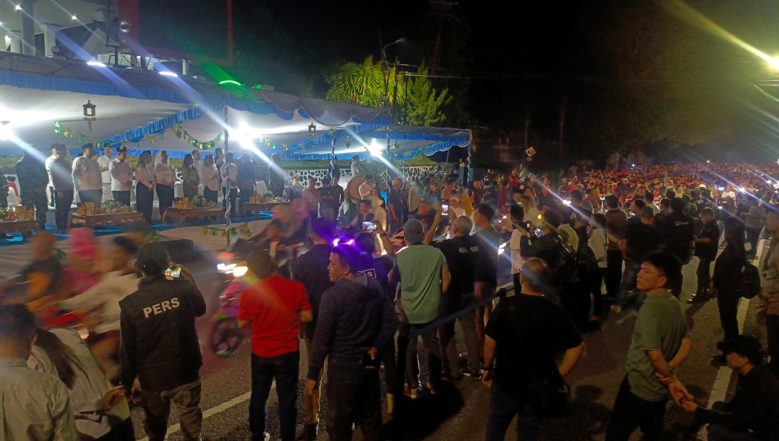 Ribuan peserta Pawai Malam Takbiran menyambut 1 Syawal 1447 Hijriah di Kota Bitung. (Foto: Ridho L Tobing)