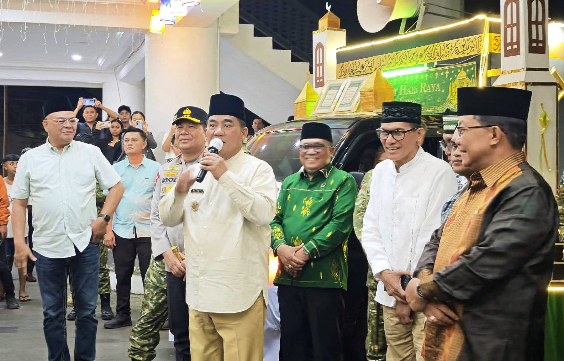 Gubernur Sulut, Yulius Selvanus Komaling (YSK) saat akan melepas iringan peserta Pawai Takbiran Idulfitri 1447 Hijriah dari Lobi Kantor Gubernur Sulut, Jumat (20/3/2026). (Foto: Ist)