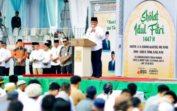 Gubernur Sulut, Mayjen TNI (Purn) Yulius Selvanus SE, saat menghadiri Ibadah Sholat Id di Lapangan Sparta Tikala, Manado, Sabtu (21/3/2026). (Foto: untuk SUDARA.ID)