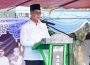 Walikota Bitung, Hengky Honandar SE, saat menyampaikan sambutan pada pelaksanaan Sholat Idulfitri 1447 Hijriah di Kelurahan Bitung Timur, Kecamatan Maesa, Sabtu (21/3/2026). (Foto: untuk SUDARA.ID)
