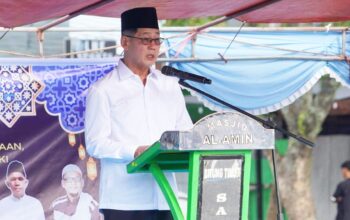 Walikota Bitung, Hengky Honandar SE, saat menyampaikan sambutan pada pelaksanaan Sholat Idulfitri 1447 Hijriah di Kelurahan Bitung Timur, Kecamatan Maesa, Sabtu (21/3/2026). (Foto: untuk SUDARA.ID)