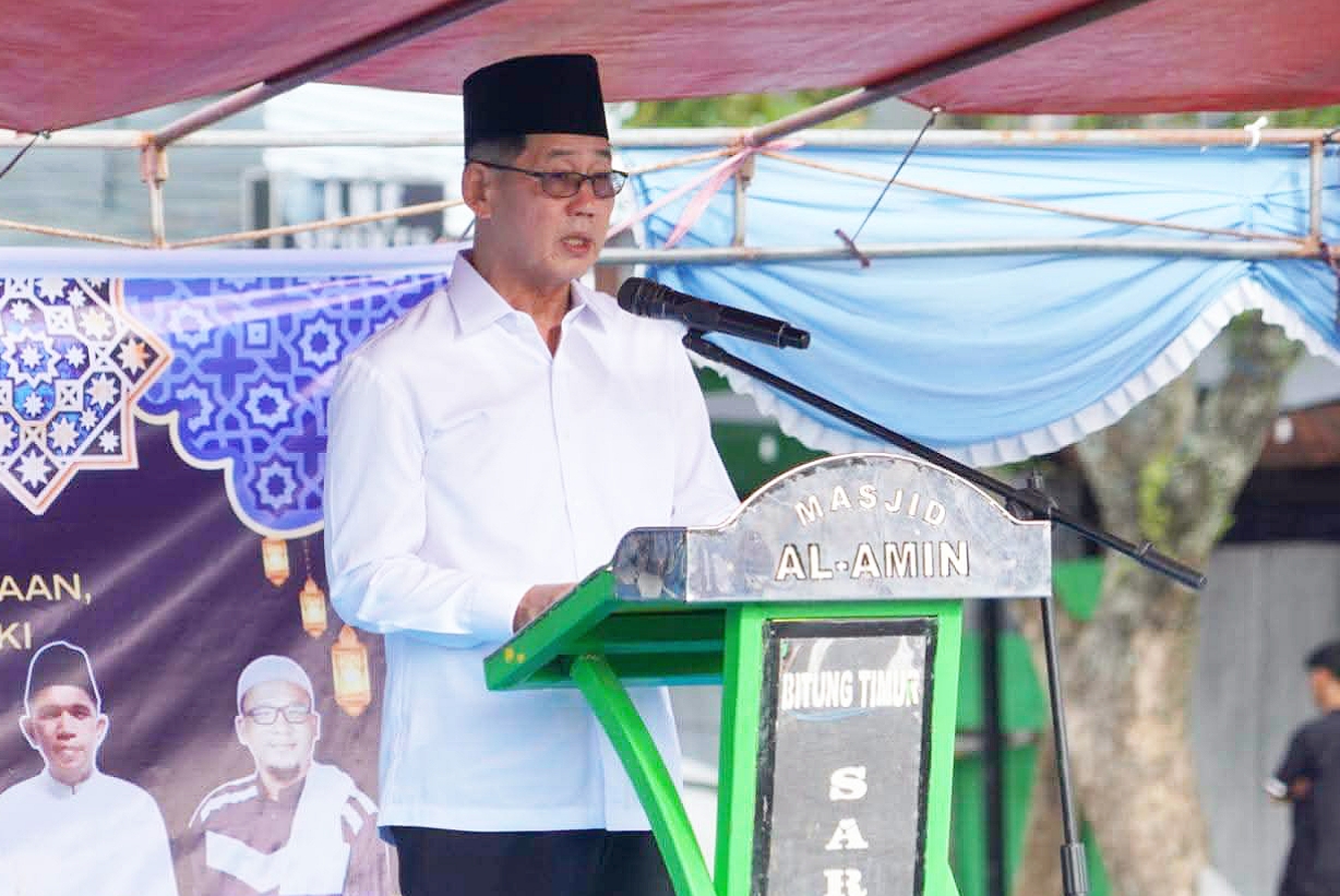 Walikota Bitung, Hengky Honandar SE, saat menyampaikan sambutan pada pelaksanaan Sholat Idulfitri 1447 Hijriah di Kelurahan Bitung Timur, Kecamatan Maesa, Sabtu (21/3/2026). (Foto: untuk SUDARA.ID)