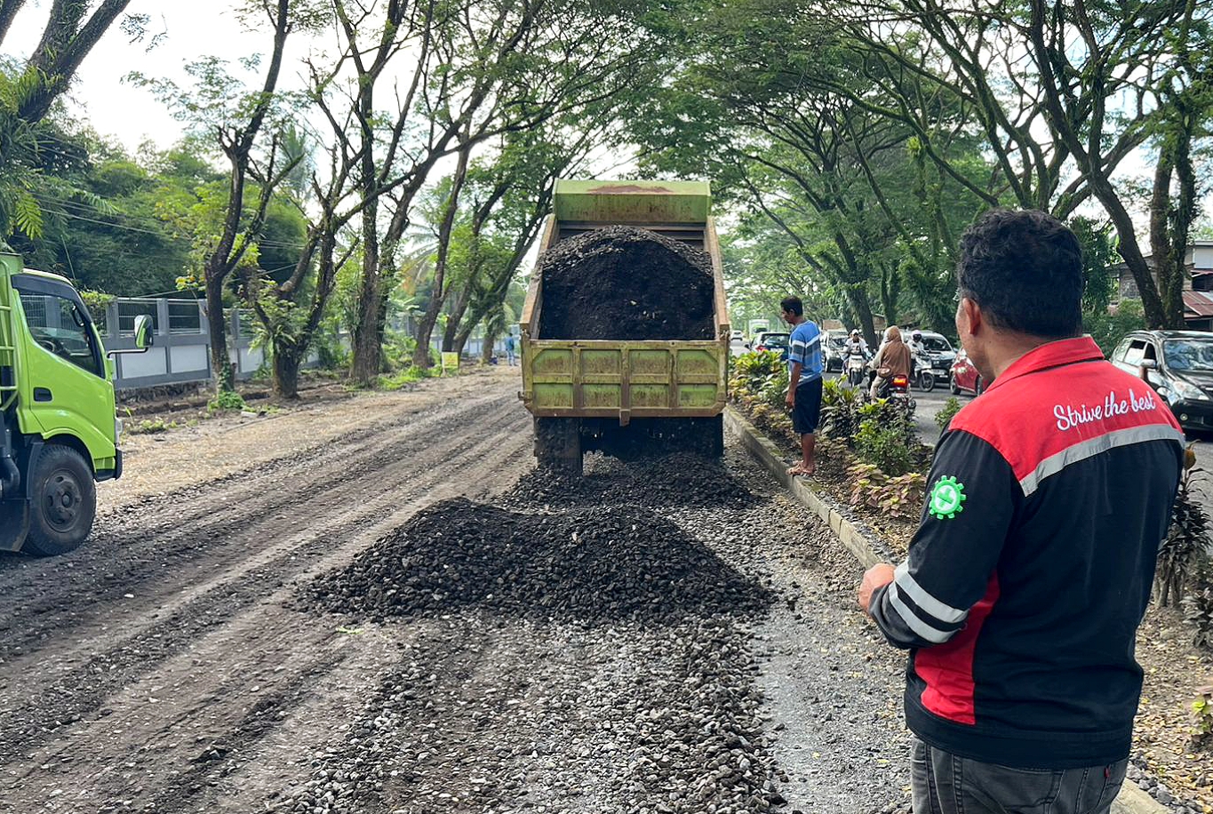 Pengaspalan Jalan Ir. Soekarno di Kabupaten Minahasa Utara. (Foto: Istimewa/SUDARA.ID)