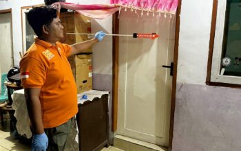 Satreskrim Polres Bitung bergerak cepat membedah TKP dan mengumpulkan alat bukti krusial dalam kasus kematian seorang balita di Manembo-nembo Atas. (Foto: Istimewa)