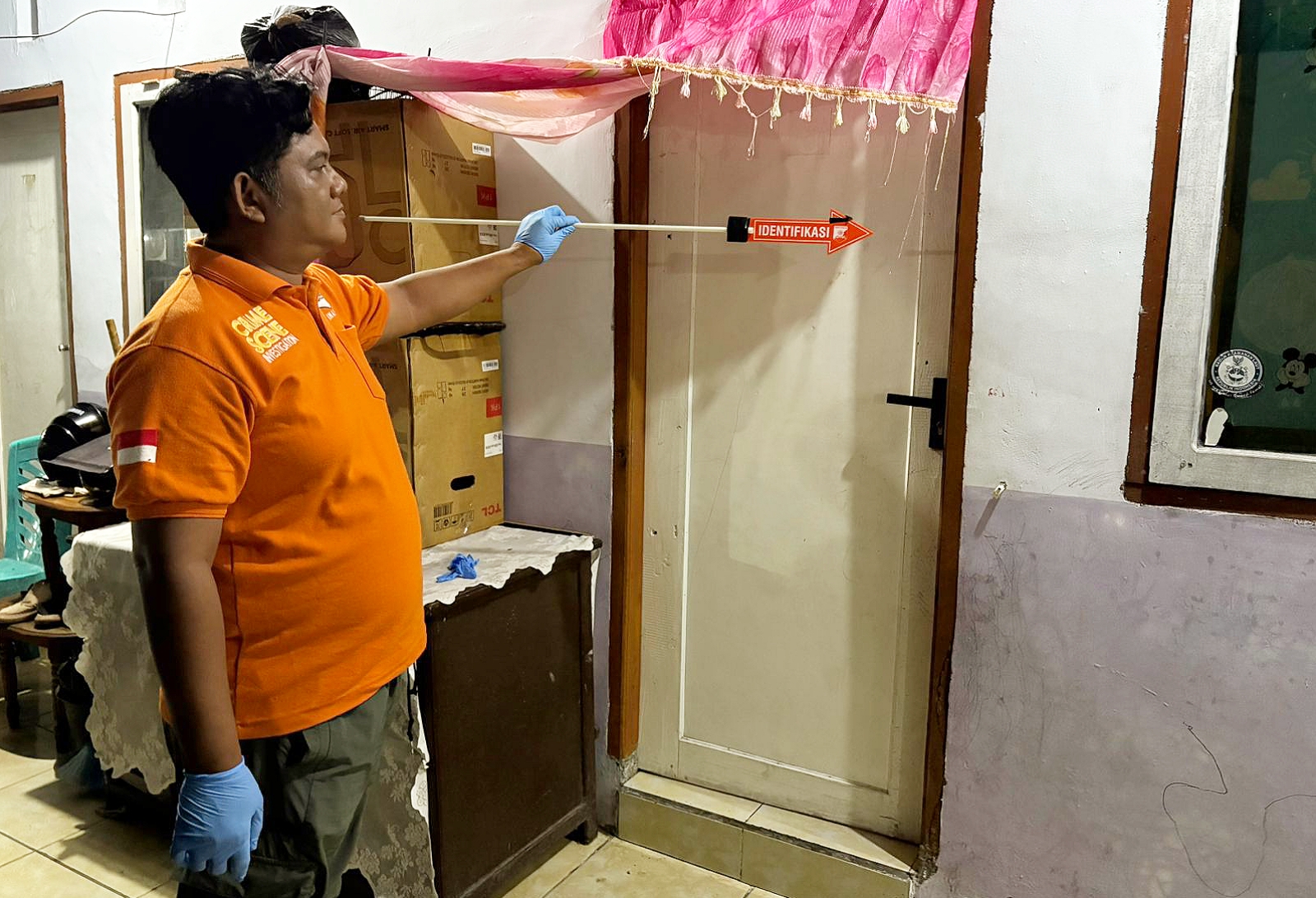 Satreskrim Polres Bitung bergerak cepat membedah TKP dan mengumpulkan alat bukti krusial dalam kasus kematian seorang balita di Manembo-nembo Atas. (Foto: Istimewa)