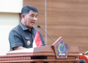 Gubernur Sulawesi Utara, Mayjen TNI (Purn) Yulius Selvanus SE, saat menyampaikan Laporan Keterangan Pertanggungjawaban (LKPJ) Tahun Anggaran 2025 dalam Rapat Paripurna di DPRD Provinsi Sulut, Rabu (25/03/2026). (Foto: Ist/Dok. SUDARA.ID)