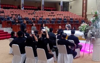 Fraksi Gerindra DPRD Sulut memberi penghormatan terakhir kepada Politisi Senior, Almarhum Ir. Lexie Berty Napoleon Solang di Ruang Paripurna Gedung Cengkih, Rabu (25/3/2026). (Foto: Ridho L Tobing)