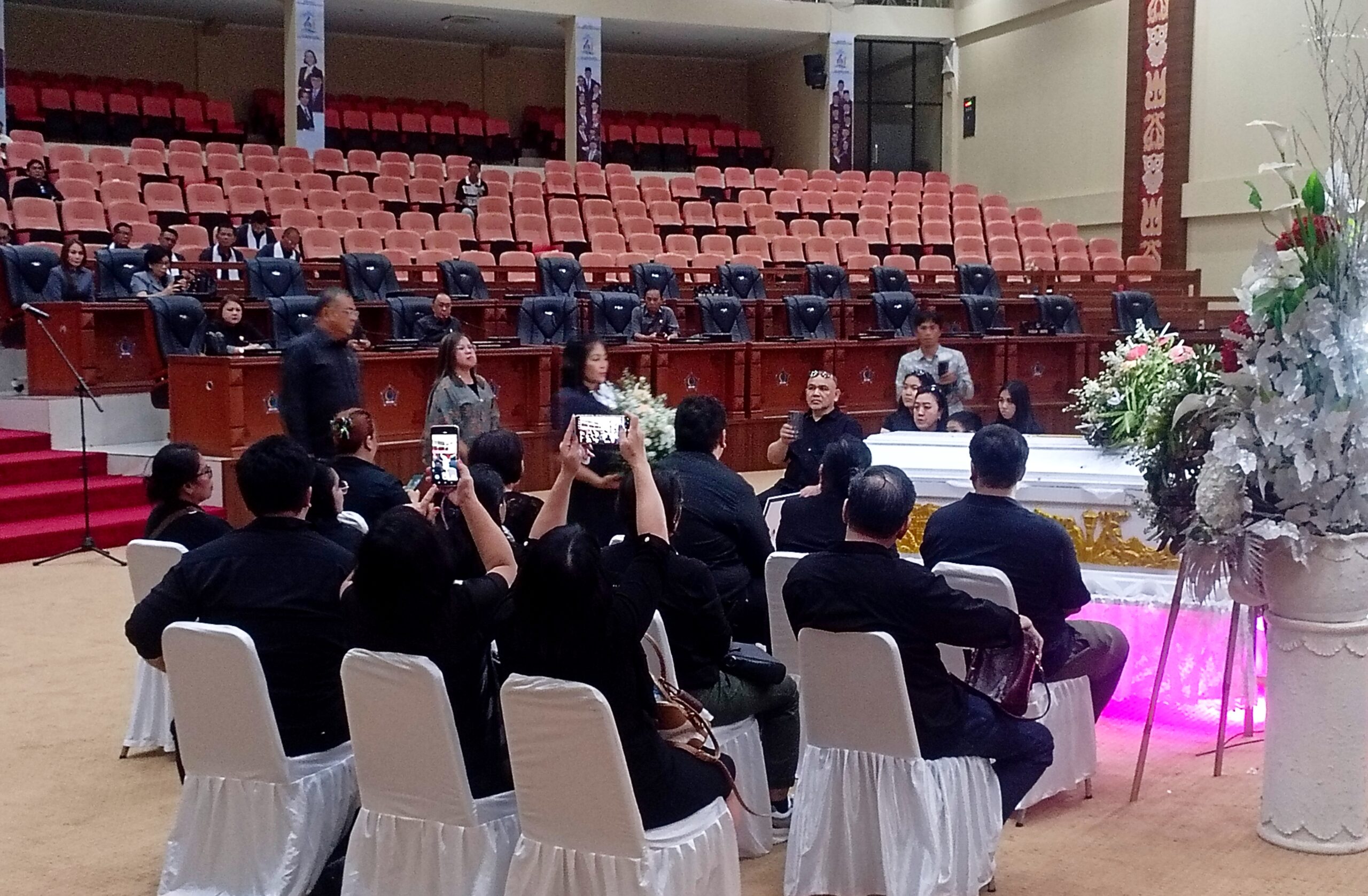 Fraksi Gerindra DPRD Sulut memberi penghormatan terakhir kepada Politisi Senior, Almarhum Ir. Lexie Berty Napoleon Solang di Ruang Paripurna Gedung Cengkih, Rabu (25/3/2026). (Foto: Ridho L Tobing)