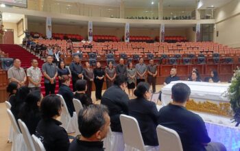 Penghormatan Terakhir DPRD Sulut melepas jenazah mantan anggota DPRD Sulut periode 2009-2014, Ir. Lexie Berty Napoleon Solang di Ruang Rapat Paripurna Gedung Cengkih, Manado, Rabu (25/3/2026). (Foto: Ridho L Tobing)