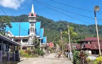 TERISOLASI DIGITAL. Suasana Desa Makasili, Kecamatan Kumelembuai, Minahasa Selatan, yang kini mengalami kelumpuhan komunikasi akibat matinya jaringan Telkomsel selama 24 jam terakhir. Warga mendesak pihak provider dan pemerintah segera melakukan perbaikan permanen. (Foto: Dok. Istimewa/SUDARA.ID)