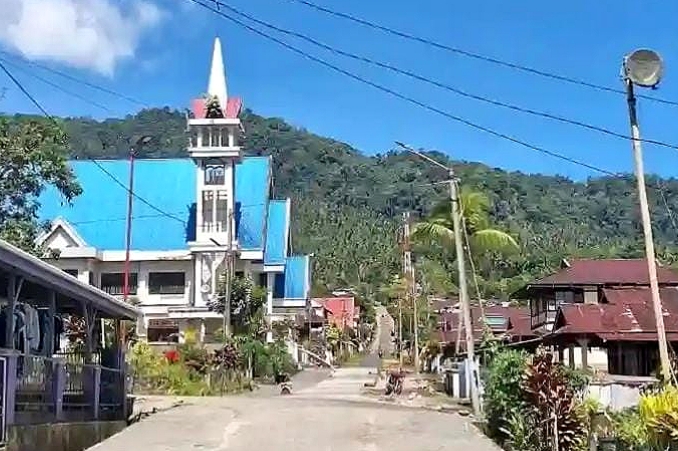 TERISOLASI DIGITAL. Suasana Desa Makasili, Kecamatan Kumelembuai, Minahasa Selatan, yang kini mengalami kelumpuhan komunikasi akibat matinya jaringan Telkomsel selama 24 jam terakhir. Warga mendesak pihak provider dan pemerintah segera melakukan perbaikan permanen. (Foto: Dok. Istimewa/SUDARA.ID)