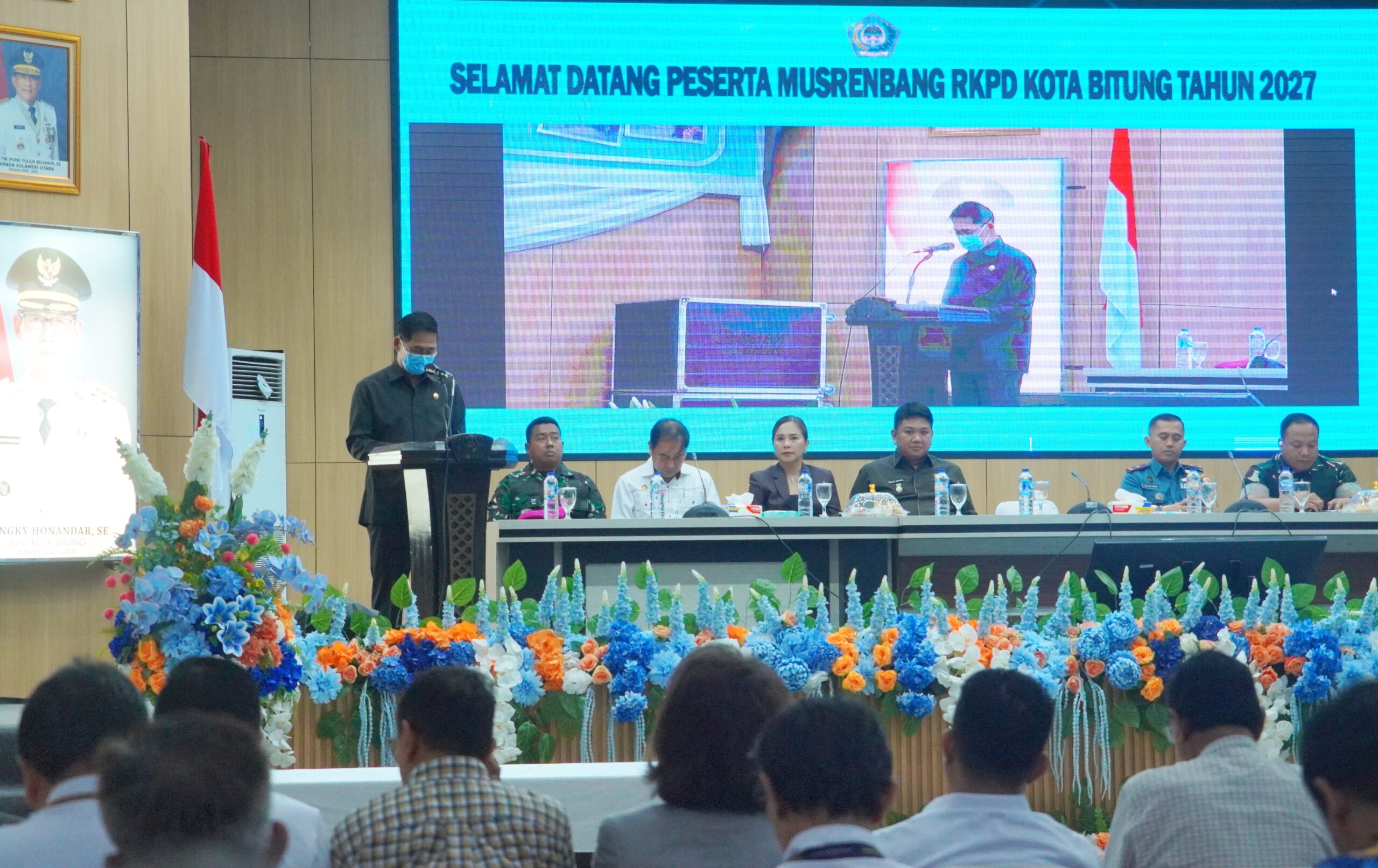 Walikota Bitung, Hengky Honandar SE, menyampaikan sambutan sekaligus membuka secara resmi Musrenbang RKPD Kota Bitung Tahun 2027 di Ruang SH Sarundajang, Kantor Walikota Bitung, Senin (30/3/2026). Dalam forum tersebut, Walikota menekankan pentingnya menyinergikan potensi daerah dengan arah kebijakan pembangunan nasional. (Foto: Dok. Humas/SUDARA.ID)