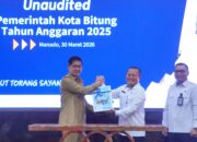 Wujud Transparansi: Walikota Bitung Hengky Honandar SE saat menyerahkan laporan keuangan (LKPD) 2025 kepada Kepala BPK RI Sulut Bombit Agus Mulyo, Senin (30/3/2026). (Foto: Istimewa)