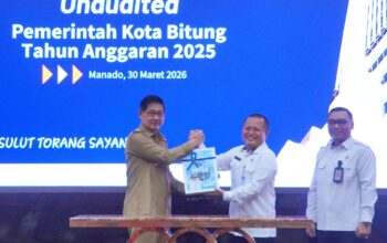 Wujud Transparansi: Walikota Bitung Hengky Honandar SE saat menyerahkan laporan keuangan (LKPD) 2025 kepada Kepala BPK RI Sulut Bombit Agus Mulyo, Senin (30/3/2026). (Foto: Istimewa)