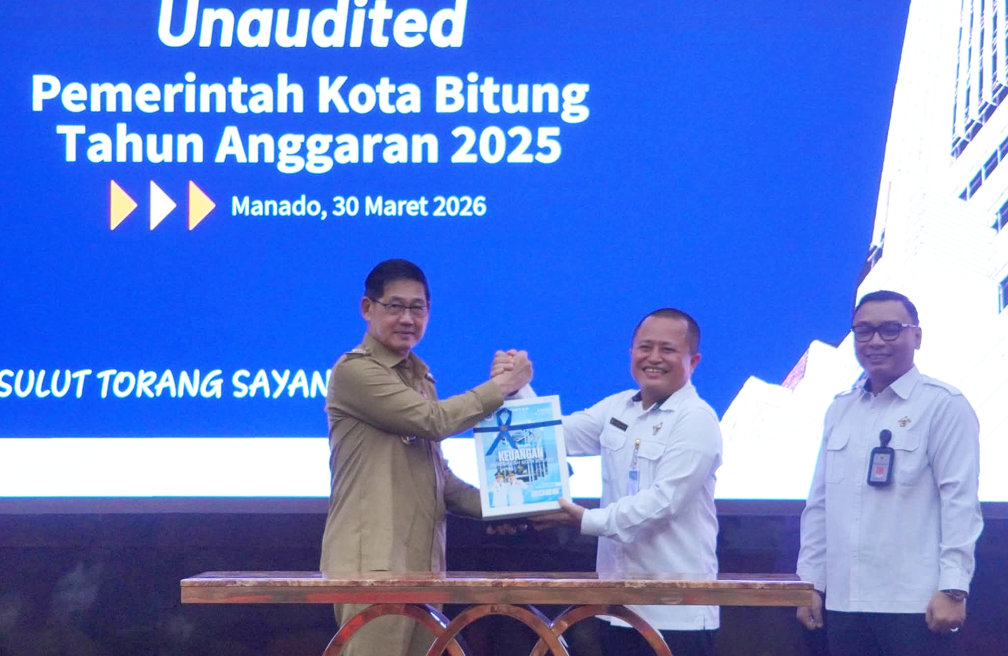 Wujud Transparansi: Walikota Bitung Hengky Honandar SE saat menyerahkan laporan keuangan (LKPD) 2025 kepada Kepala BPK RI Sulut Bombit Agus Mulyo, Senin (30/3/2026). (Foto: Istimewa)