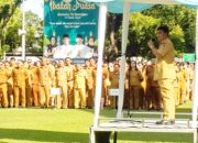 INSTRUKSI WFH: Gubernur Sulut, Mayjen TNI (Purn) Yulius Selvanus SE, memberikan arahan dalam apel perdana ASN Pemprov Sulut di Manado, Senin (30/3/2026). Gubernur menegaskan pemberlakuan WFH 50% setiap Rabu dan Kamis mulai pekan ini dengan peringatan keras: "Kerja di rumah, bukan di mall atau rumah kopi!" (Foto: Ridho L Tobing)