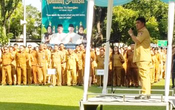 INSTRUKSI WFH: Gubernur Sulut, Mayjen TNI (Purn) Yulius Selvanus SE, memberikan arahan dalam apel perdana ASN Pemprov Sulut di Manado, Senin (30/3/2026). Gubernur menegaskan pemberlakuan WFH 50% setiap Rabu dan Kamis mulai pekan ini dengan peringatan keras: "Kerja di rumah, bukan di mall atau rumah kopi!" (Foto: Ridho L Tobing)