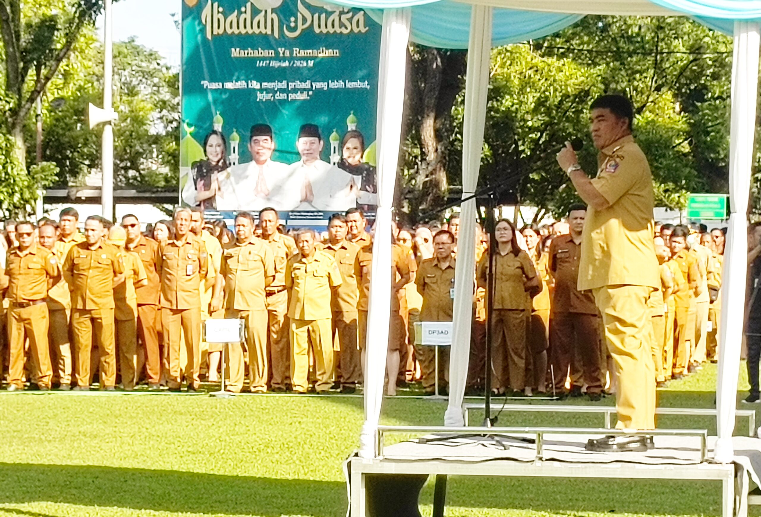 INSTRUKSI WFH: Gubernur Sulut, Mayjen TNI (Purn) Yulius Selvanus SE, memberikan arahan dalam apel perdana ASN Pemprov Sulut di Manado, Senin (30/3/2026). Gubernur menegaskan pemberlakuan WFH 50% setiap Rabu dan Kamis mulai pekan ini dengan peringatan keras: "Kerja di rumah, bukan di mall atau rumah kopi!" (Foto: Ridho L Tobing)