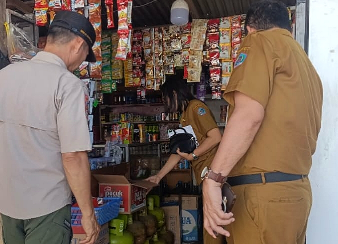 Suasana sidak tim gabungan Pemkot Bitung dalam rangka menekan spekulasi harga LPG 3 kg yang dijual di atas harga eceran tertinggi. (Foto: Dok.SUDARA.ID)