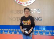 Kalaks BPBD Bitung Vivi Kadeke saat memberikan keterangan terkait berakhirnya peringatan dini tsunami di Pusdalops BPBD, Kamis (2/4/2026). (Foto: Ridho L Tobing)