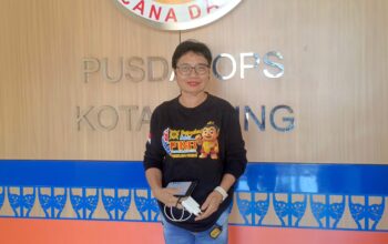 Kalaks BPBD Bitung Vivi Kadeke saat memberikan keterangan terkait berakhirnya peringatan dini tsunami di Pusdalops BPBD, Kamis (2/4/2026). (Foto: Ridho L Tobing)