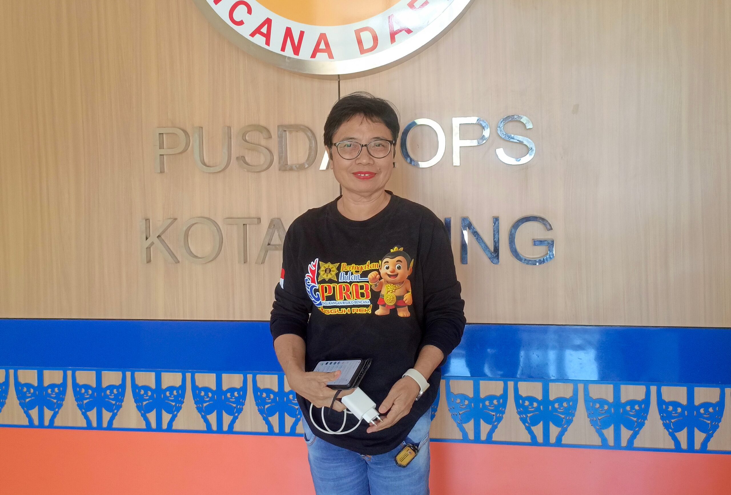 Kalaks BPBD Bitung Vivi Kadeke saat memberikan keterangan terkait berakhirnya peringatan dini tsunami di Pusdalops BPBD, Kamis (2/4/2026). (Foto: Ridho L Tobing)