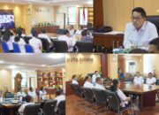 TEKAN PENGANGGURAN: Walikota Bitung, Hengky Honandar SE, saat memaparkan strategi transformasi ekonomi dan penurunan pengangguran dalam agenda penilaian BSKDN Kemendagri secara virtual dari Ruang Kerja Walikota, Rabu (1/4/2026). (Foto: Istimewa/Dok. SUDARA.ID)