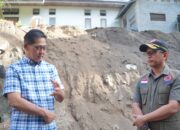 Walikota Bitung Hengky Honandar SE dampingi Kapusdatin BNPB Dr. Abdul Muhari verifikasi kerusakan pascagempa M 7,6 di Kecamatan Matuari. Kehadiran tim pusat merupakan perintah langsung Presiden untuk percepatan pemulihan daerah terdampak. (Foto: Istimewa)