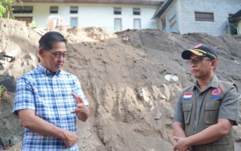 Walikota Bitung Hengky Honandar SE dampingi Kapusdatin BNPB Dr. Abdul Muhari verifikasi kerusakan pascagempa M 7,6 di Kecamatan Matuari. Kehadiran tim pusat merupakan perintah langsung Presiden untuk percepatan pemulihan daerah terdampak. (Foto: Istimewa)