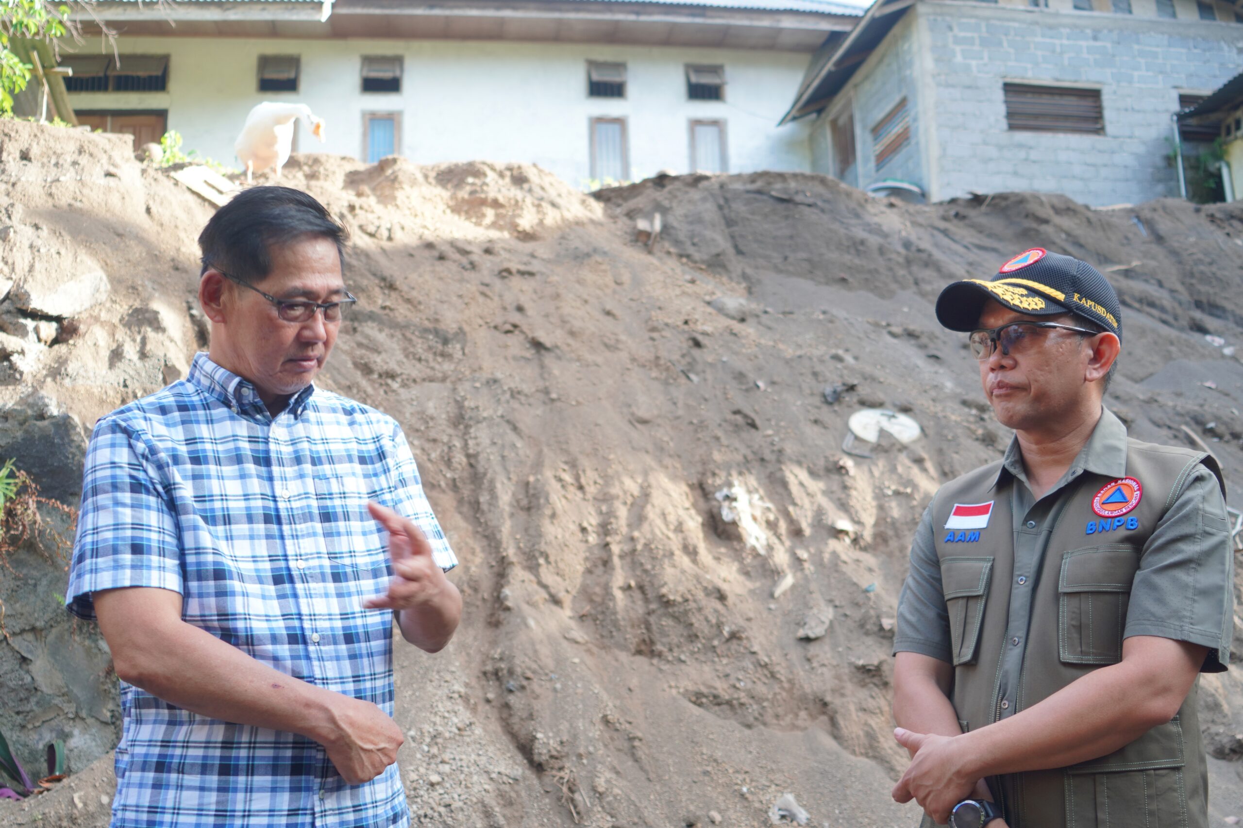 Walikota Bitung Hengky Honandar SE dampingi Kapusdatin BNPB Dr. Abdul Muhari verifikasi kerusakan pascagempa M 7,6 di Kecamatan Matuari. Kehadiran tim pusat merupakan perintah langsung Presiden untuk percepatan pemulihan daerah terdampak. (Foto: Istimewa)