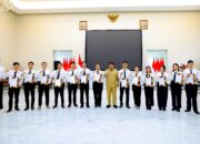 Gubernur Sulut, Mayjen TNI (Purn) Yulius Selvanus, SE, berfoto bersama 15 peserta magang asal Sulawesi Utara yang akan bertolak ke Nagasaki, Jepang, di Wisma Negara Bumi Beringin, Senin (6/4/2026). (Foto: Istimewa)